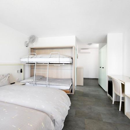 Hotel Du Port Villeneuve Ngoại thất bức ảnh