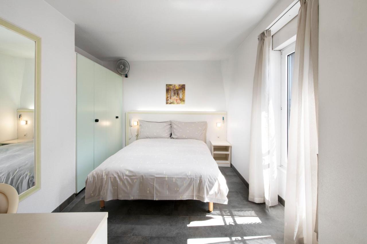 Hotel Du Port Villeneuve Ngoại thất bức ảnh