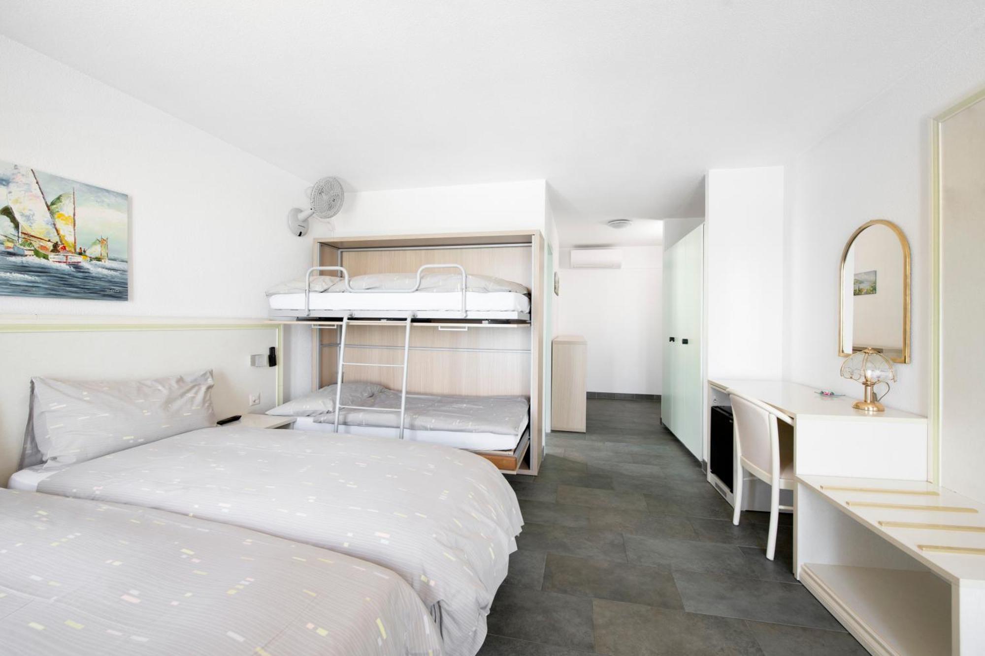 Hotel Du Port Villeneuve Ngoại thất bức ảnh