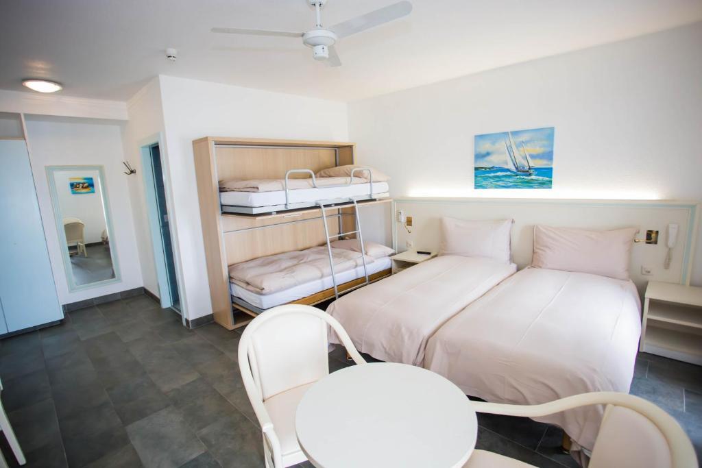 Hotel Du Port Villeneuve Ngoại thất bức ảnh