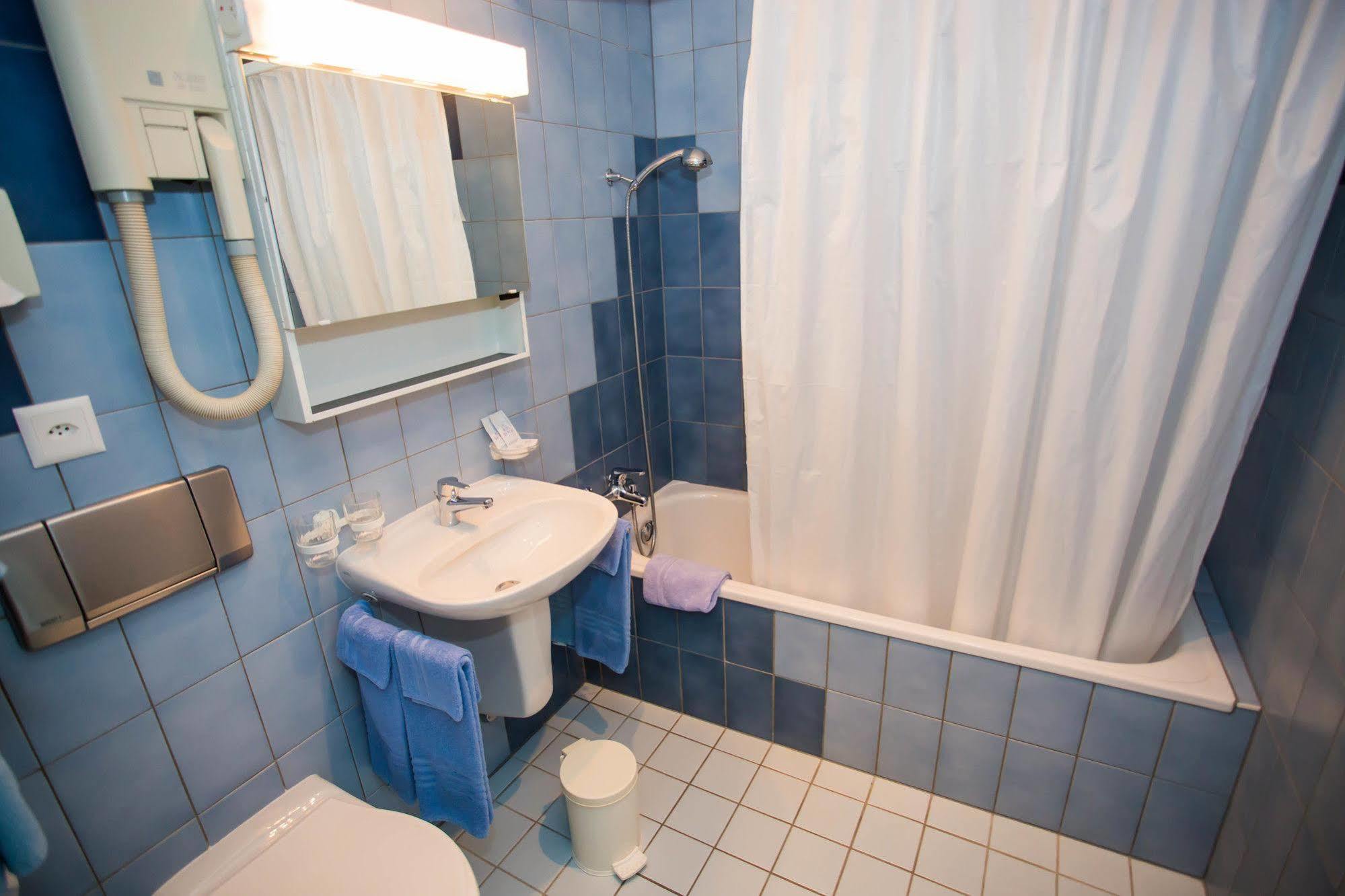 Hotel Du Port Villeneuve Ngoại thất bức ảnh