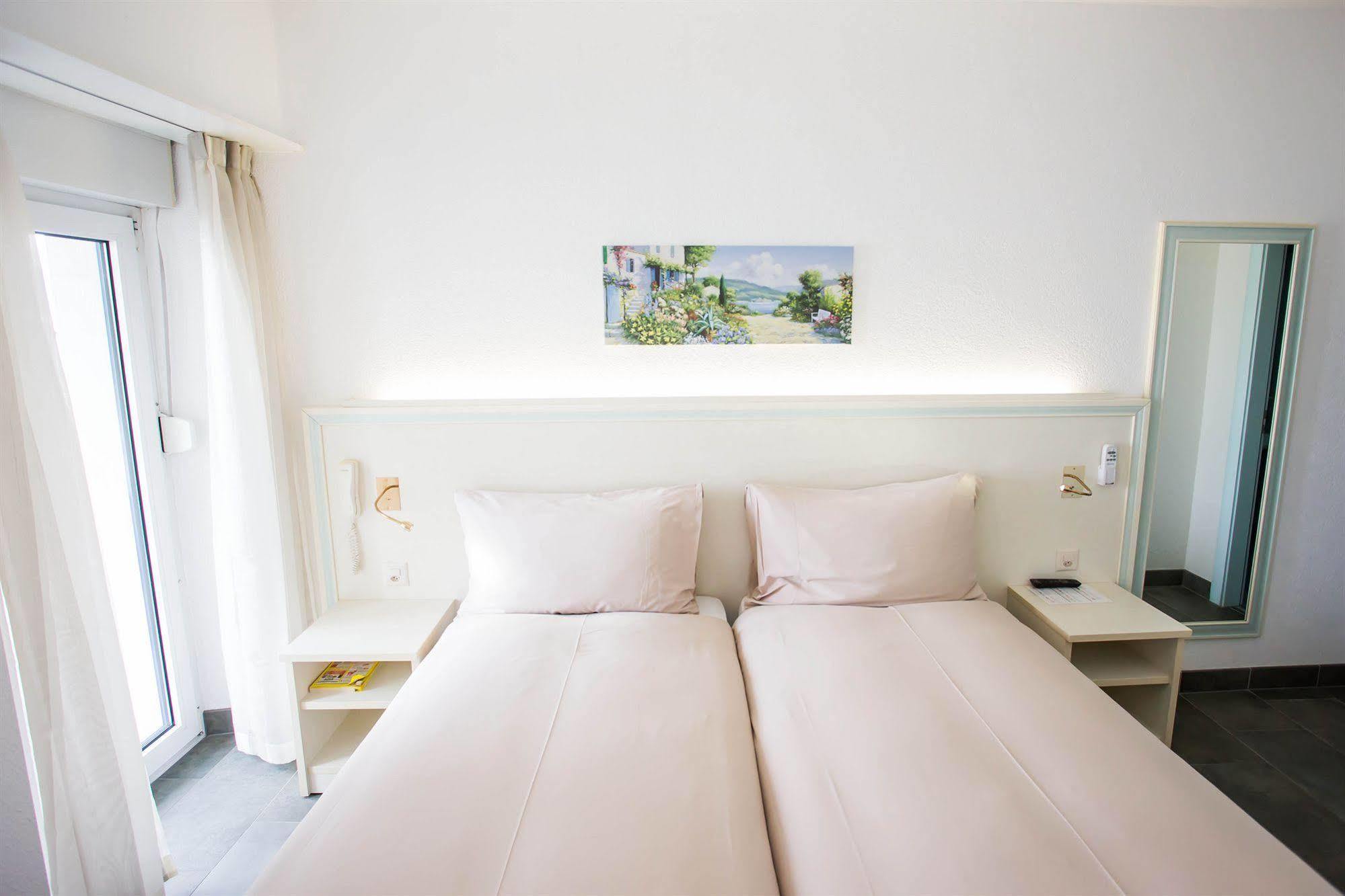 Hotel Du Port Villeneuve Ngoại thất bức ảnh