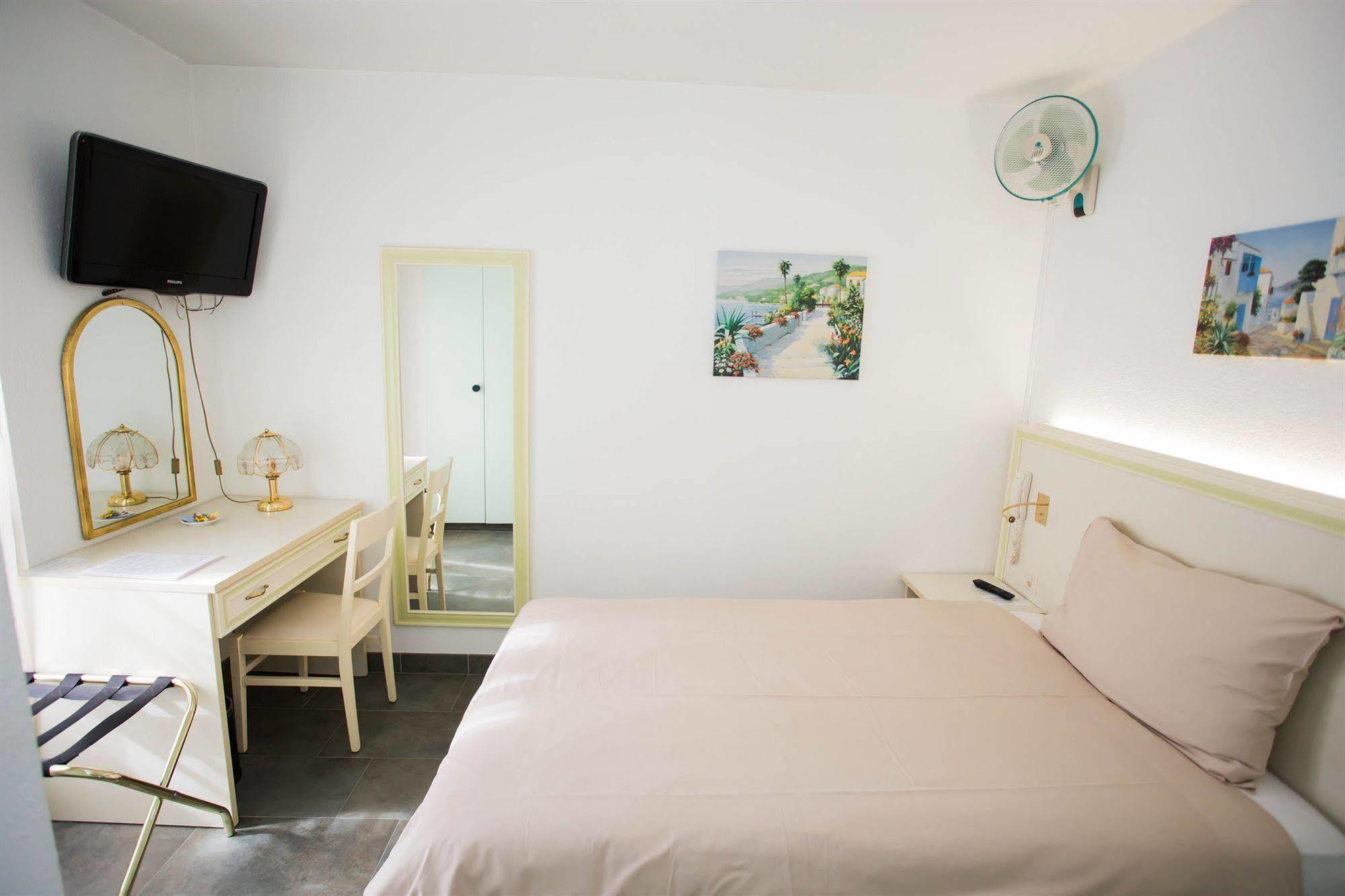 Hotel Du Port Villeneuve Ngoại thất bức ảnh