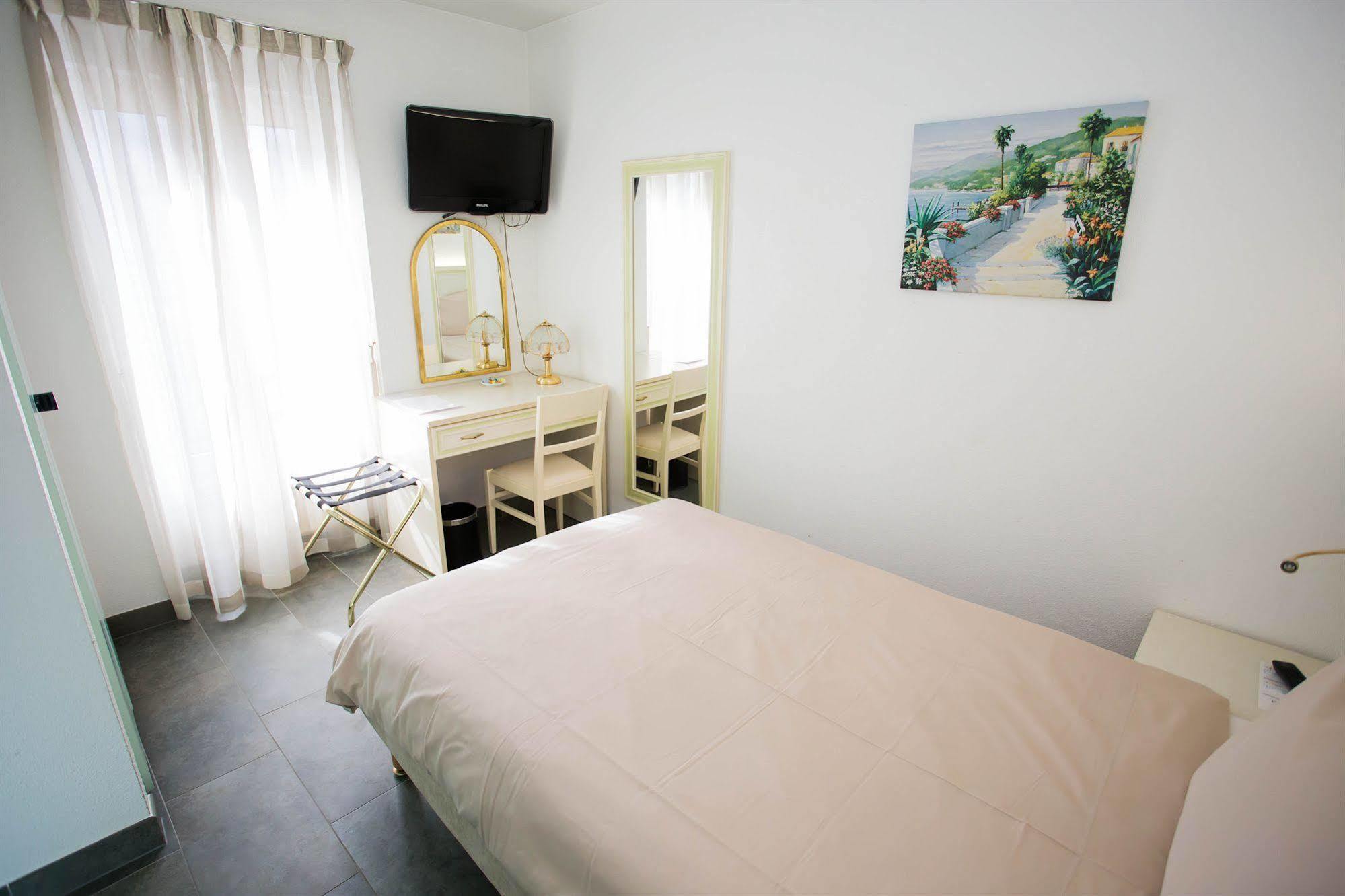 Hotel Du Port Villeneuve Ngoại thất bức ảnh
