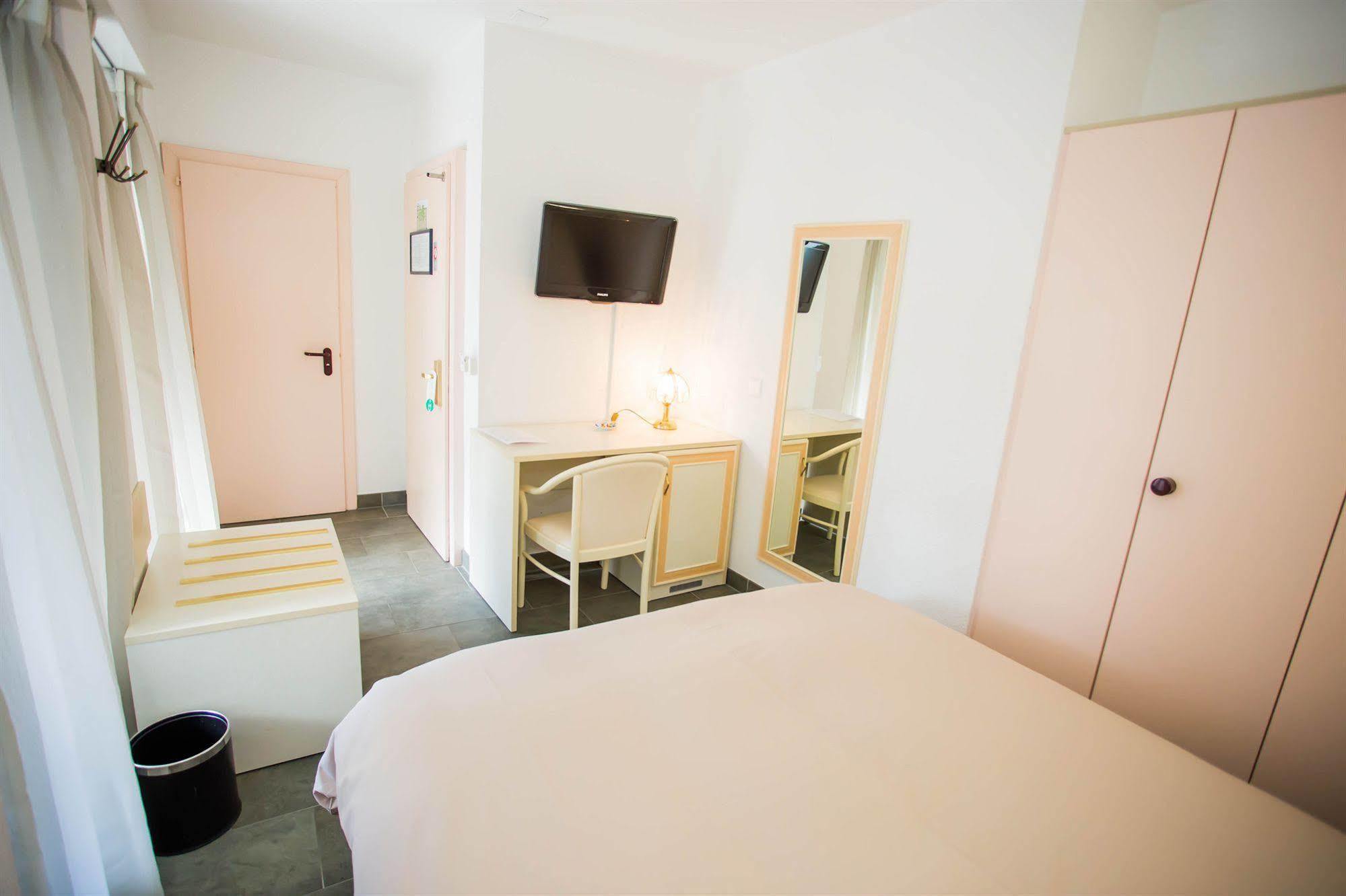 Hotel Du Port Villeneuve Ngoại thất bức ảnh