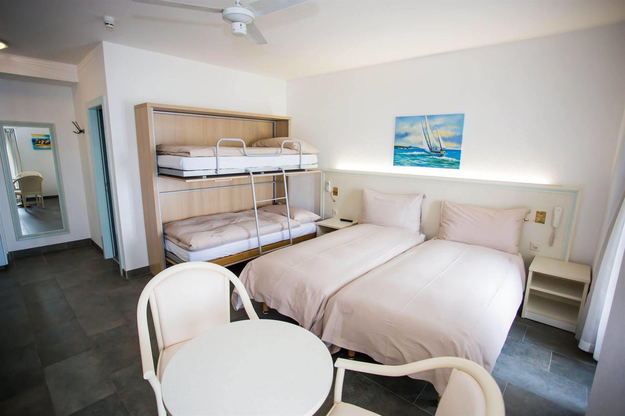 Hotel Du Port Villeneuve Ngoại thất bức ảnh