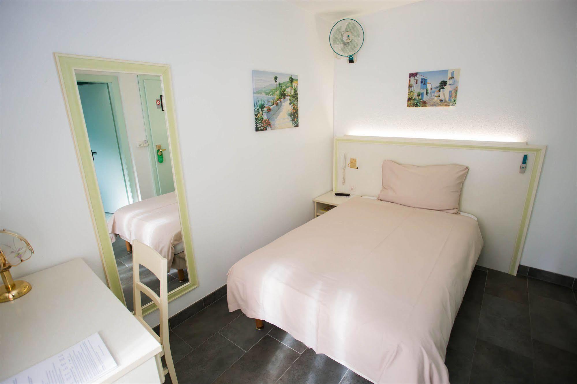 Hotel Du Port Villeneuve Ngoại thất bức ảnh