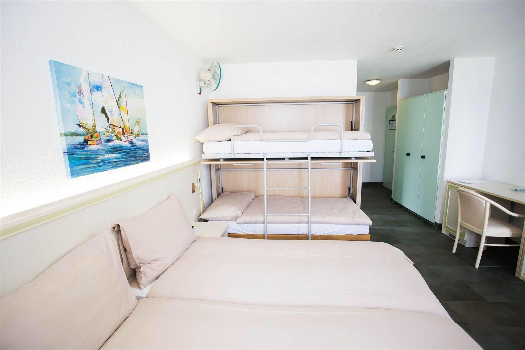 Hotel Du Port Villeneuve Ngoại thất bức ảnh