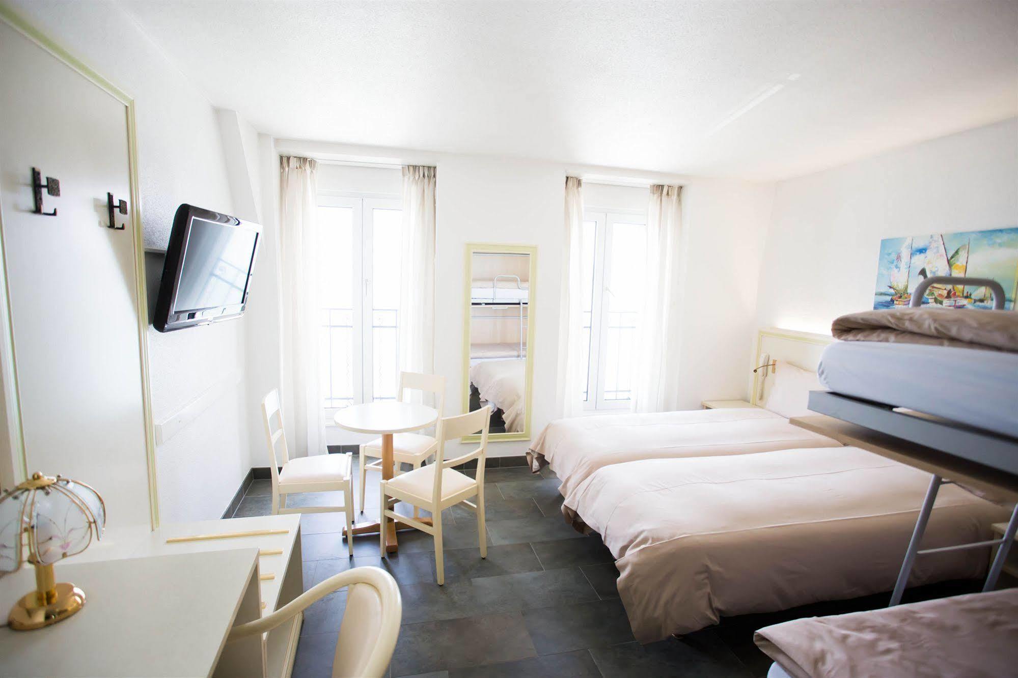 Hotel Du Port Villeneuve Ngoại thất bức ảnh